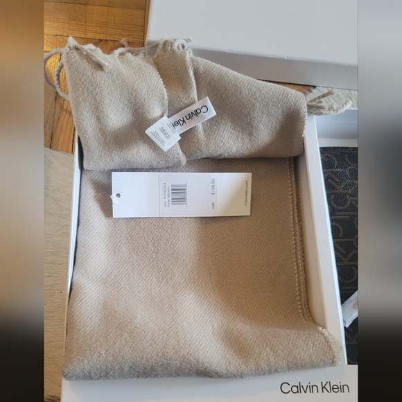 Calvin Klein gift set: scarf and clutch - Picture 5 of 5